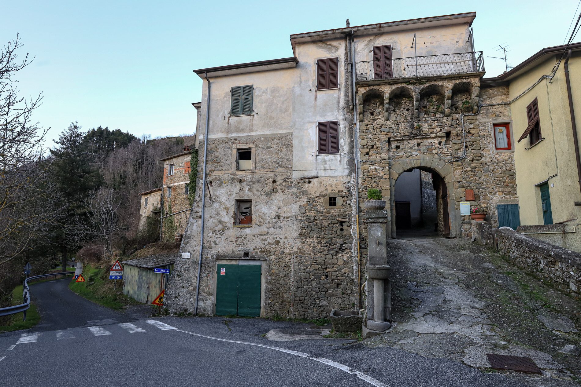 Borgo-di-Ponzanello-Comune-Fosdinovo-Localita-Lunigiana-World_a1-Copertina