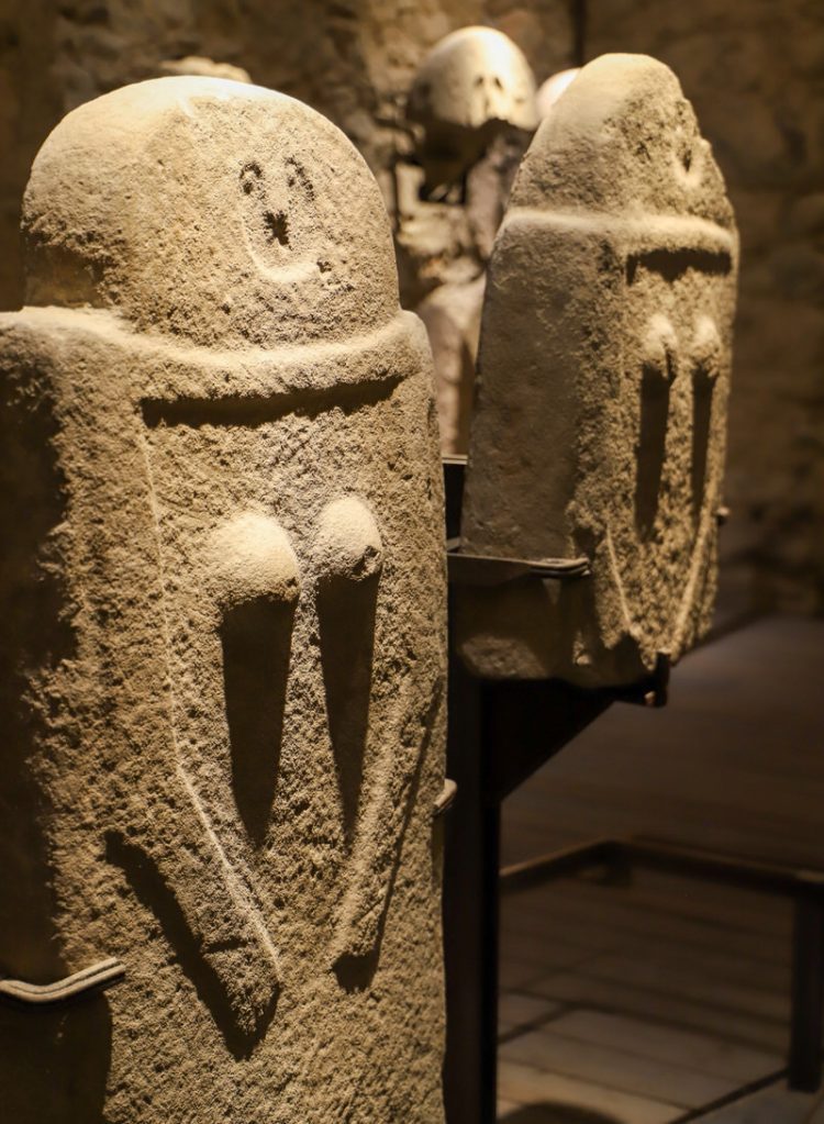 Museo-delle-Statue-Stele-Castello-del-Piagnaro-Pontremoli-Cosa-Fare-Musei-Lunigiana-World_2021_1e